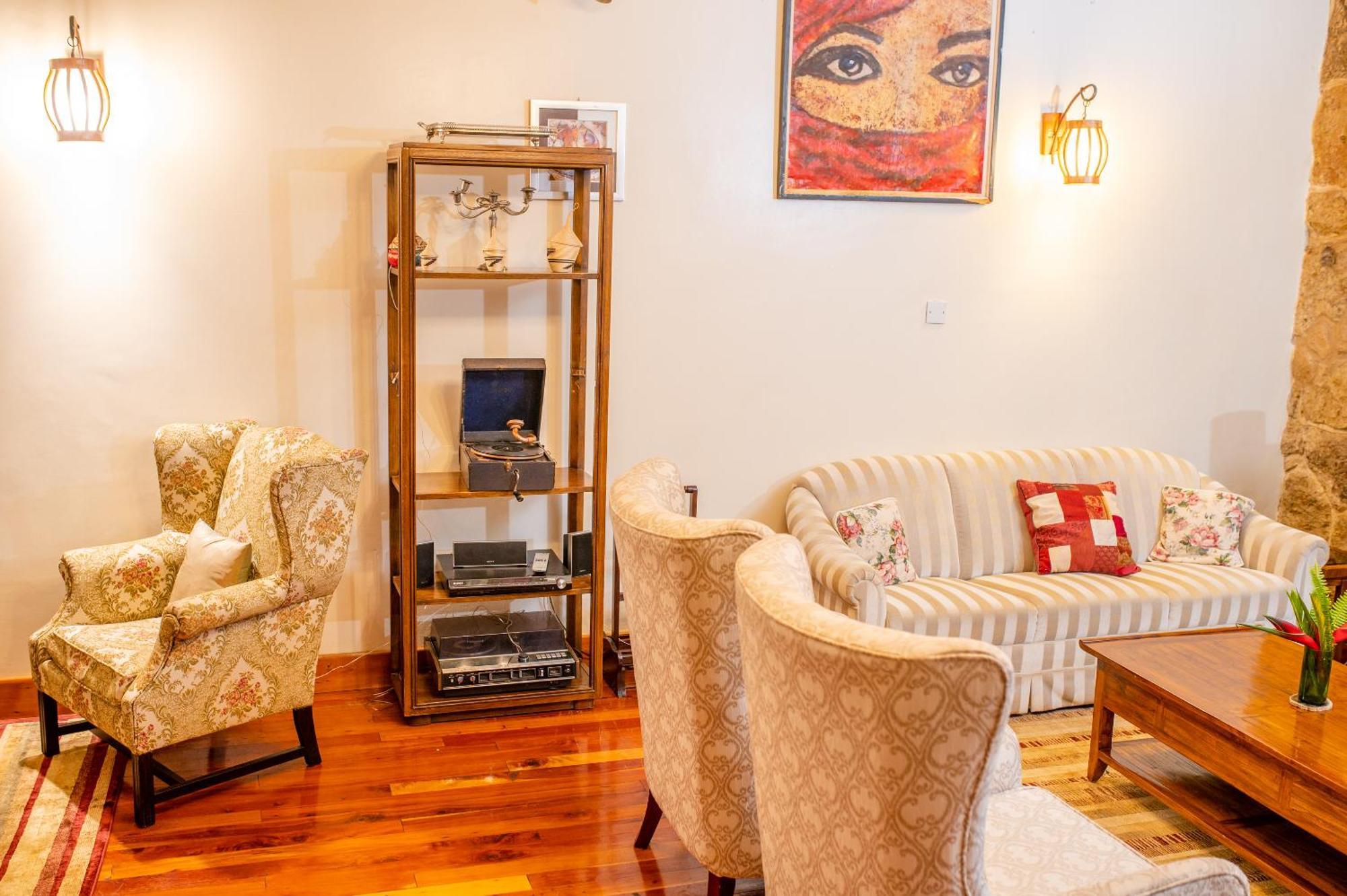 Zereniti House Hotel Muyaka Bagian luar foto