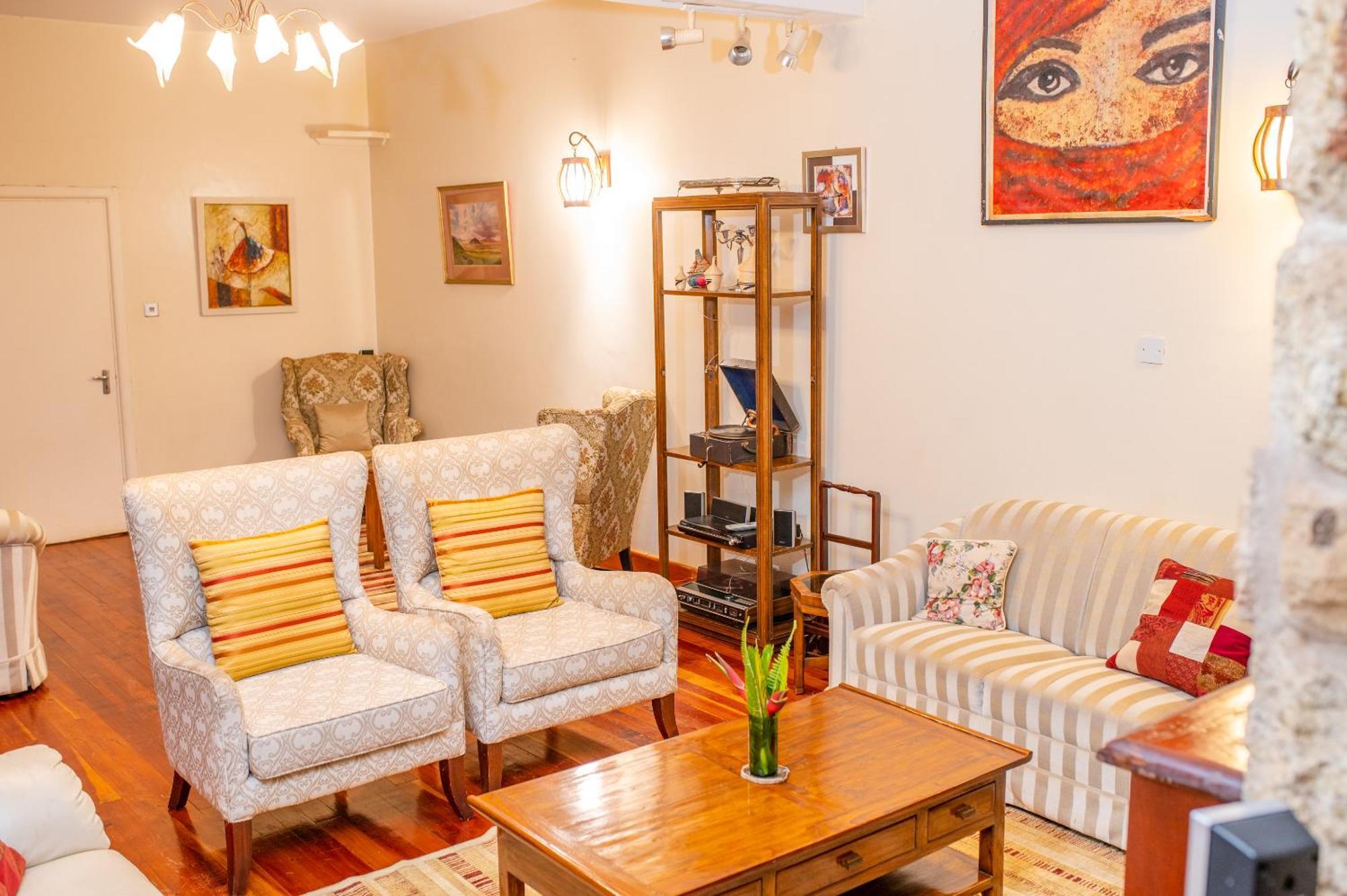 Zereniti House Hotel Muyaka Bagian luar foto