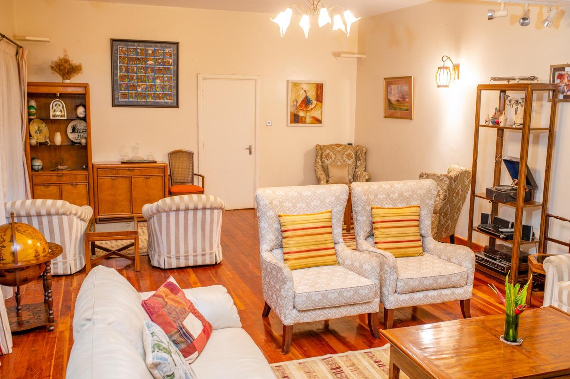 Zereniti House Hotel Muyaka Bagian luar foto