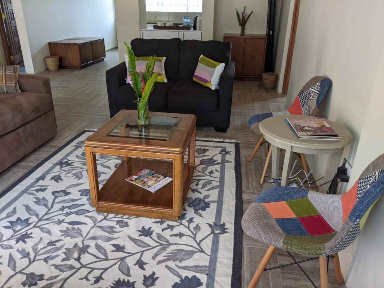 Zereniti House Hotel Muyaka Bagian luar foto