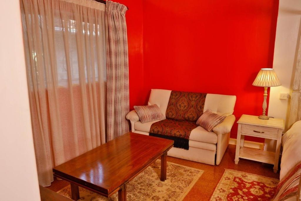 Zereniti House Hotel Muyaka Bagian luar foto
