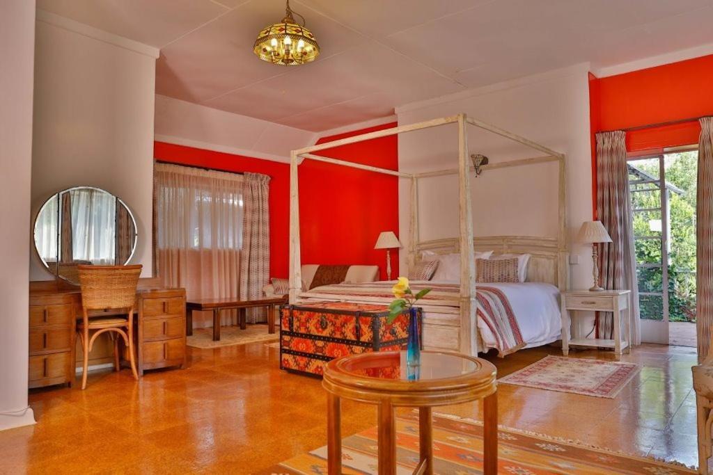 Zereniti House Hotel Muyaka Bagian luar foto