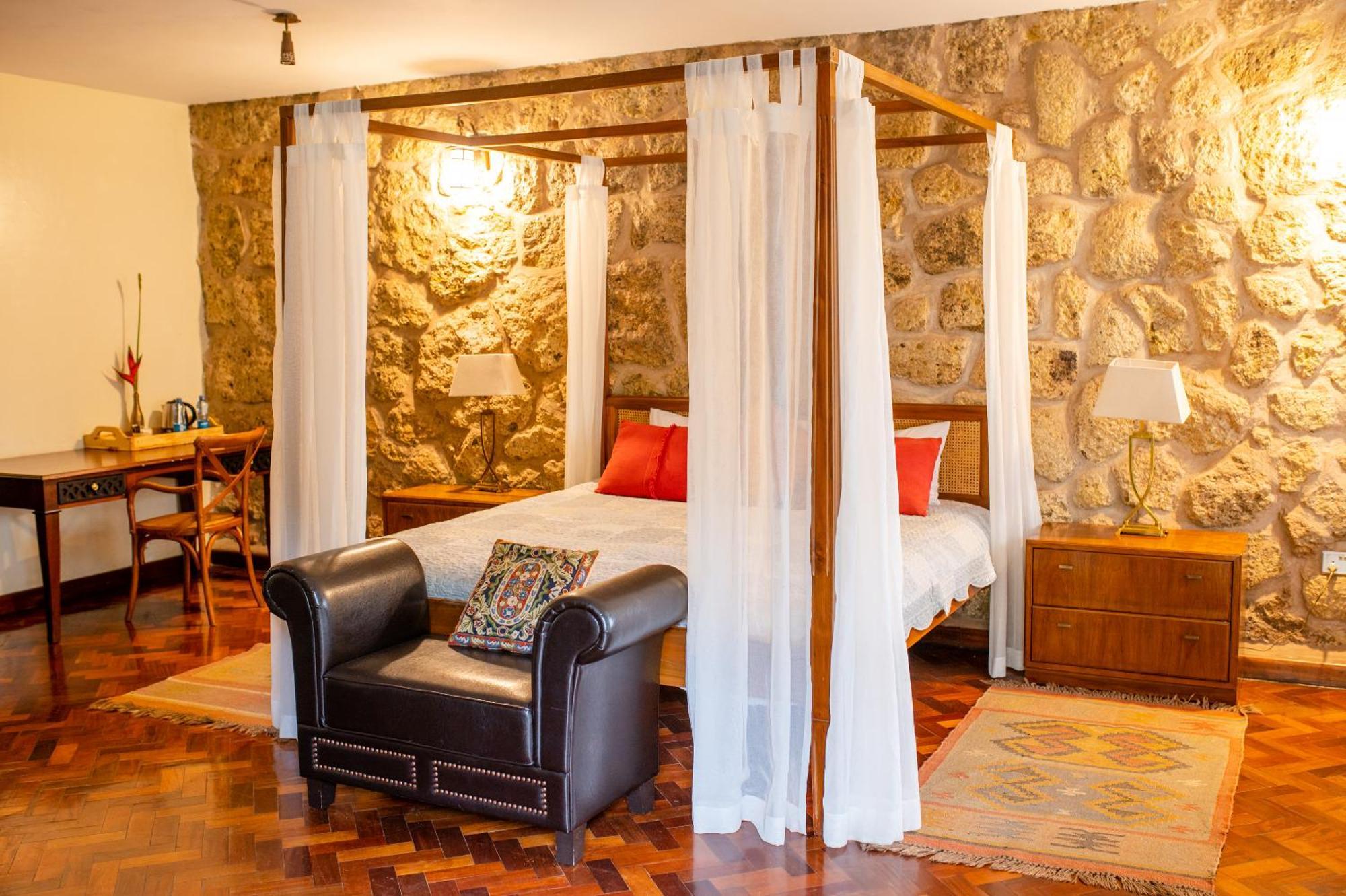 Zereniti House Hotel Muyaka Bagian luar foto