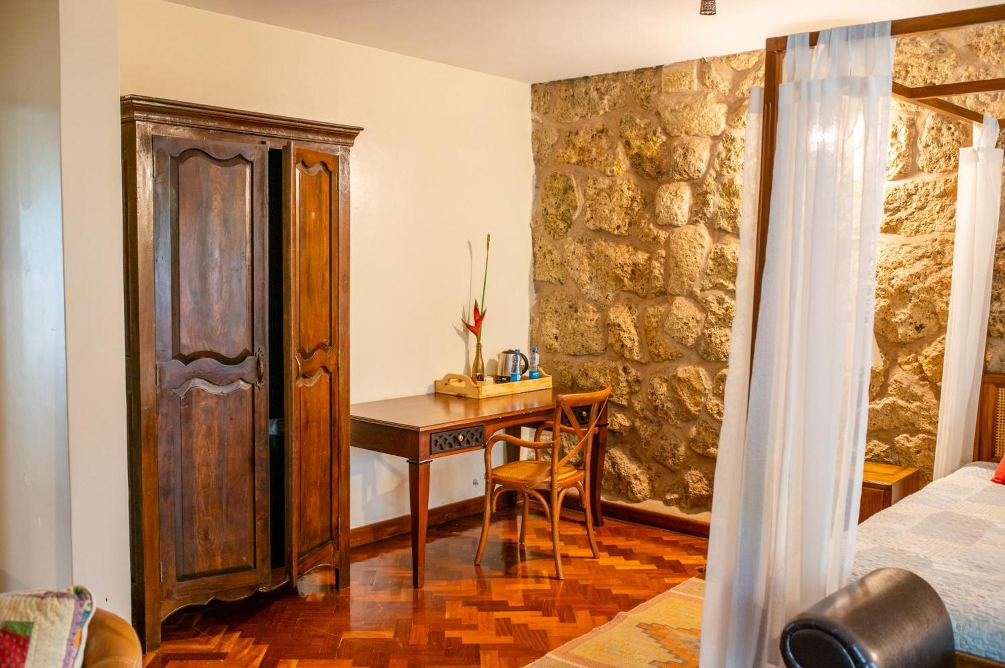Zereniti House Hotel Muyaka Bagian luar foto
