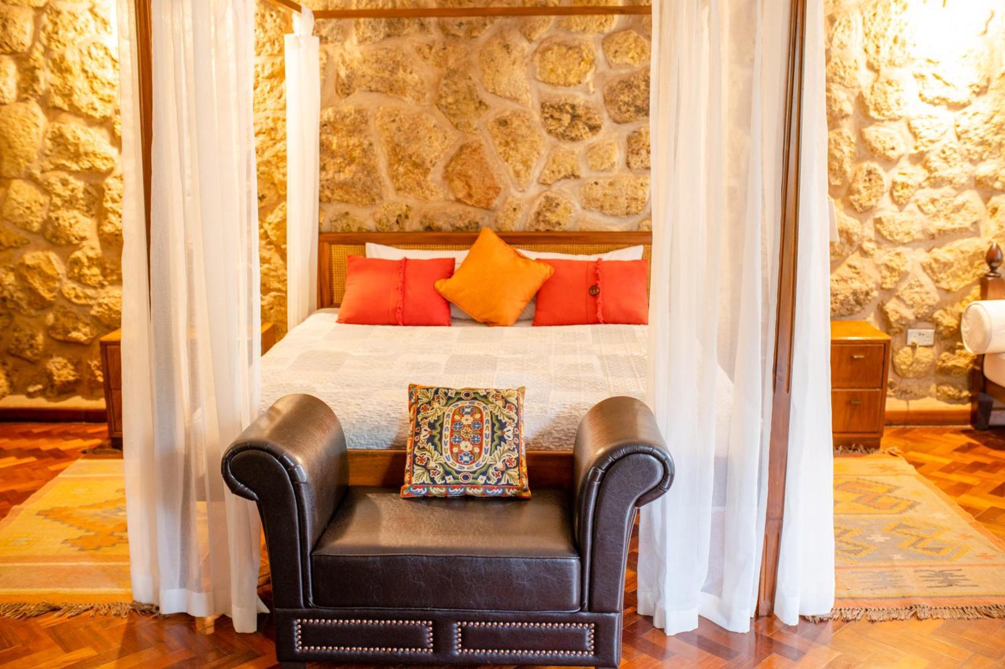 Zereniti House Hotel Muyaka Bagian luar foto