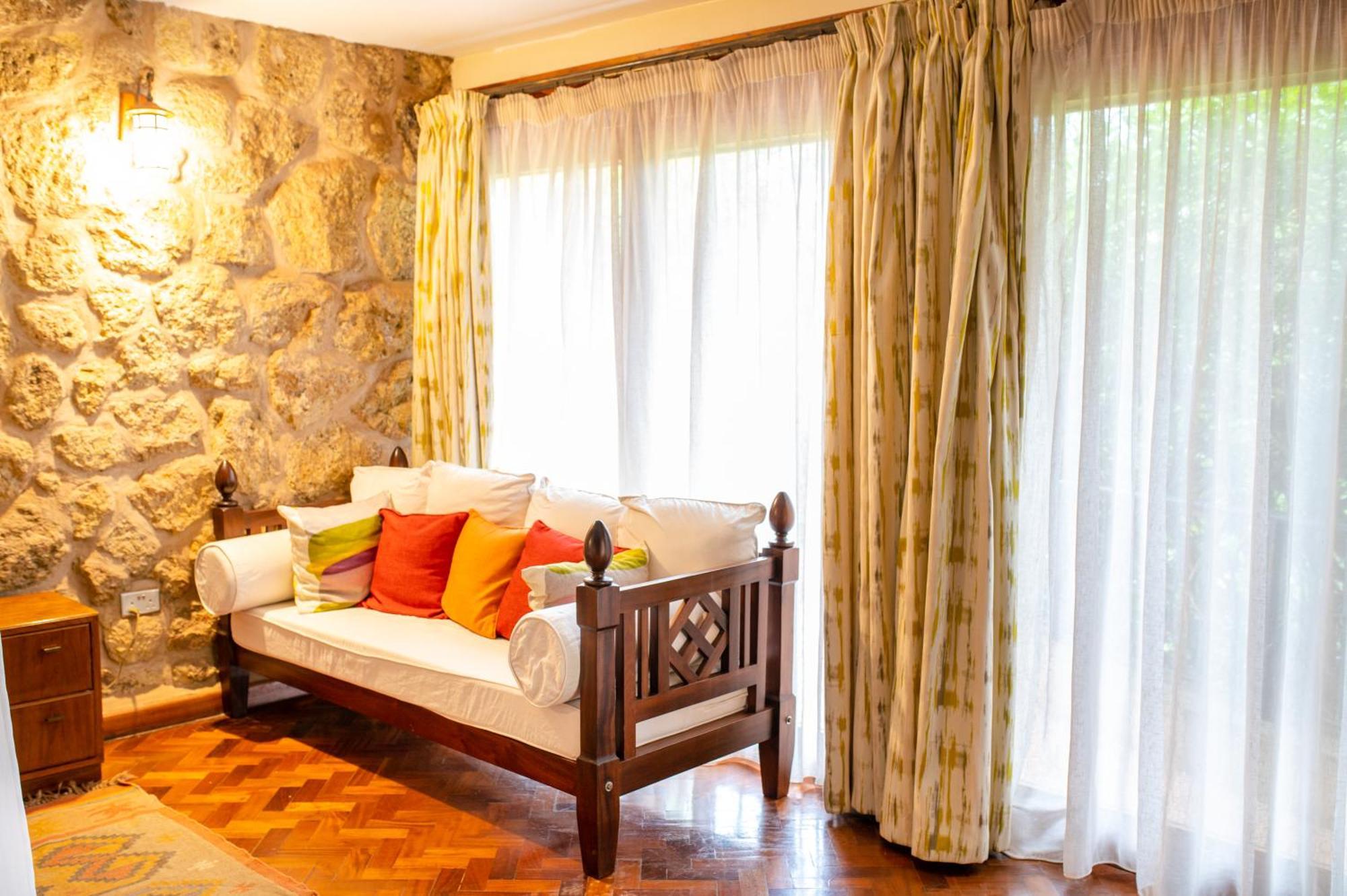 Zereniti House Hotel Muyaka Bagian luar foto